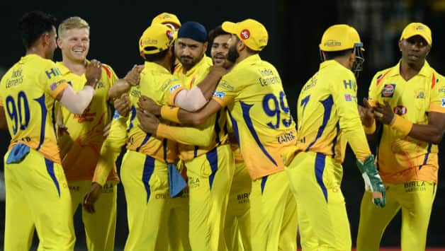 Harbhajan Singh picked Sunil Narine wicket, after the latter slammed 2 back-to-back sixes © AFP