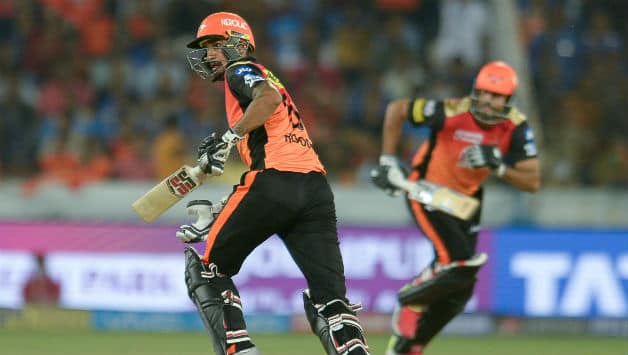 Deepak Hooda (L) steers SRH's ship with an unbeaten 32 © AFP