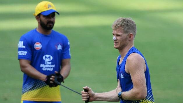 Kedar Jadhav (center) © AFP