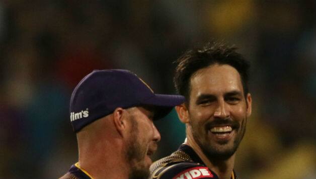 Mitchell Johnson (r) seen with Chris Lynn (l) © AFP