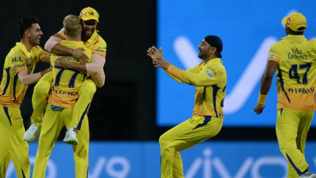 Suresh Raina ran out Robin Uthappa off a direct throw © AFP