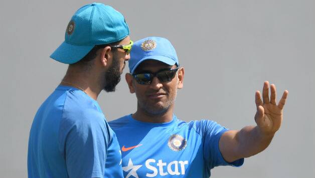 Yuvraj Singh (L) and MS Dhoni © AFP