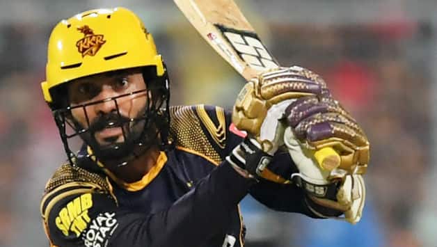 Dinesh Karthik carried bat for Kolkata making 35 off 29 runs in his sides' win © AFP