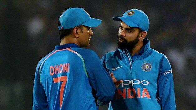 MS Dhoni withVirat Kohli (r) © AFP