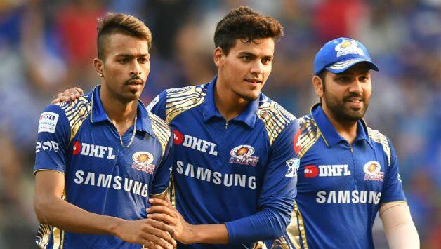 Hardik Pandya picked 2 wickets for MI © AFP