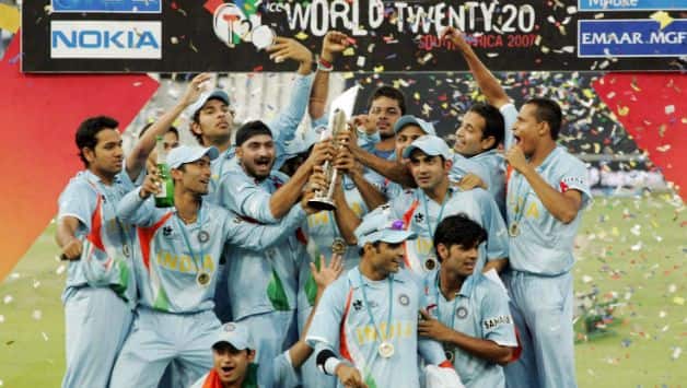 India lift the trophy after defeating Pakistan by five runs in the final of the ICC World T20 2007 © Getty Images