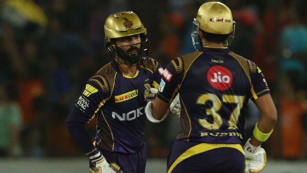 Dinesh Karthik and Robin Uthappa (r) © AFP
