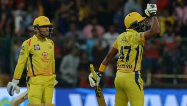 MS Dhoni and Dwayne Bravo (r) © AFP