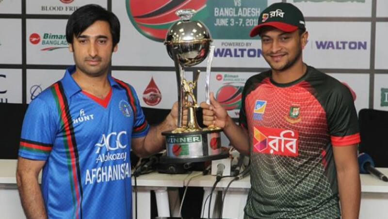 Asghar Stanikzai and Shakib al Hasan pose with the trophy &Acirc;&copy; AFP