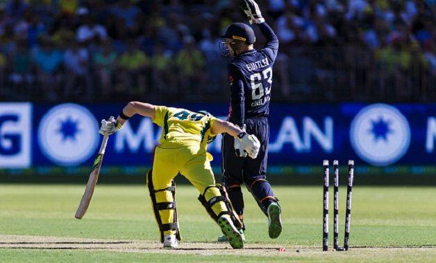 Jos Buttler appeals for a stumping of Steven Smith © Getty Images