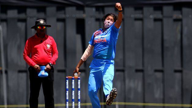 Jhulan Goswami bowling