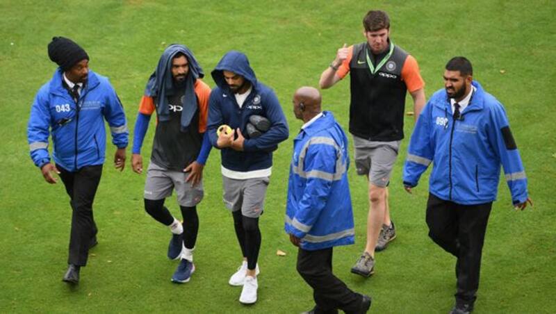 kohli-karthik-rain