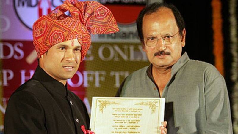 Sachin Tendulkar (L) is presented with a citation by former cricket captain Ajit Wadekar at a ceremony held in his honour by the Marathi Journalists Association in Mumbai , 23 March 2006
