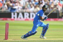 Murali Vijay scores fourth consecutive fifty after Surrey fold for 67