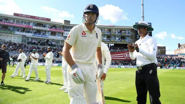 Alastair Cook walks out to agaurd of honour in the fifth Test (Getty Image)