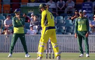 WATCH: George Bailey’s bizarre new batting stance has Faf du Plessis chuckling