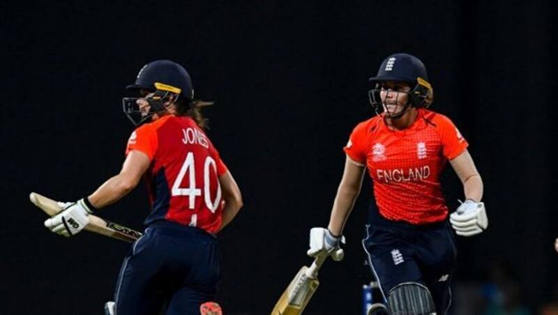 Jones (L) and Sciver stitched an unbeaten match-winning partnership of 92 runs (AFP Photo)