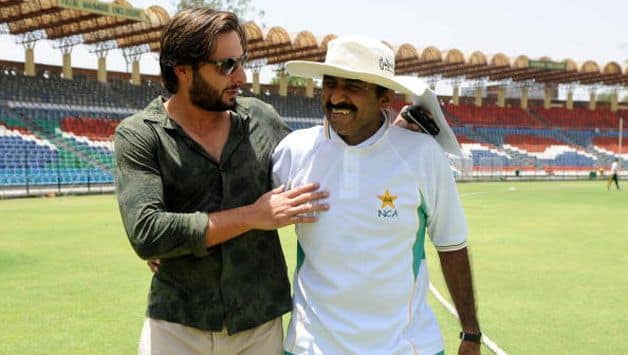 Javed Miandad advises cricketers to avoid speaking on political issues
