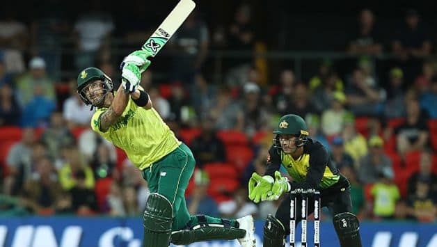 Australia won the toss and chose to bowl in the Twenty20 cricket international against South Africa on the Gold Coast on Saturday.