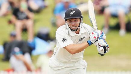 BJ Watling complete 3000 runs in test cricket; New Zealand scores 274 in first innning