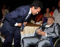 Sachin Tendulkar gets emotional at coach Ramakant Achrekar funeral