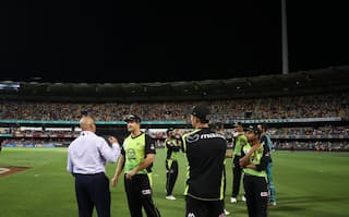 BBL: Sydney Thunder coach Shane Bond fumes after Gabba floodlight failure