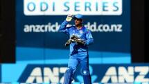 MS Dhoni gave ball to Sanjay Bangar, Says “Ball lelo nahi to bolega retirement lerahe ho”
