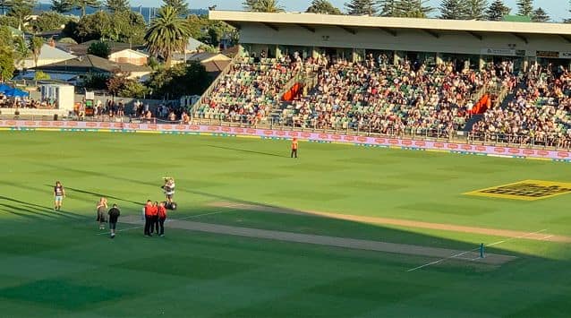 Play was interrupted when the sun made it difficult for the batsmen to spot the ball, leading to an interruption that has never been seen in international cricket before.