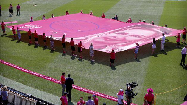 India cricketers present McGrath signed pink caps on Jane McGrath Day
