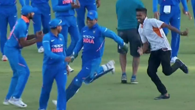 Video: Fan breach security to hug MS Dhoni during Nagpur ODI
