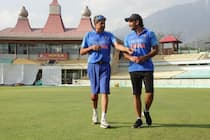 Kapil Dev and former World Cup team-mates coach Ranveer Singh and cast of Hindi film ’83