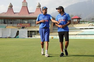 Kapil Dev and former World Cup team-mates coach Ranveer Singh and cast of Hindi film ’83