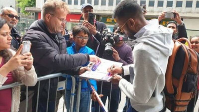 Hardik Pandya giving autograph to fan Hardik Pandya giving autograph to fan