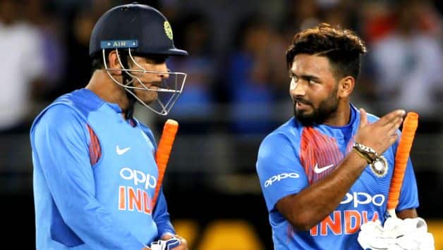 MS Dhoni and Rishabh Pant ians