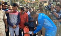 West Indies Cricketer Denesh Ramdin Presents Four-Year-Old Indian Fan With Match Tickets, Wins Hearts