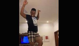 Ipl 2020 auction shimron hetmyer started dancing on bed after getting whooping 7 75 crore from delhi capitals 3883343