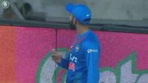 Video virat kohli reacts on fans booing rishabh pant after droping catch
