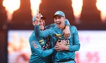 Big Bash League: Matt Renshaw-Tom Banton Relay Catch to Dismiss Mathew Wade Stirs Controversy During During Brisbane Heat vs Hobart Hurricanes Match | WATCH VIDEO
