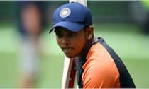 Ranji trophy prithvi shaw hurt his left shoulder during fielding in against karnataka 3898160