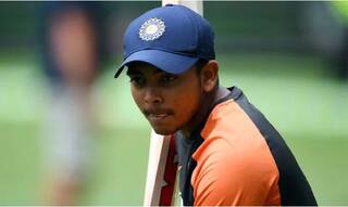 Ranji trophy prithvi shaw hurt his left shoulder during fielding in against karnataka 3898160