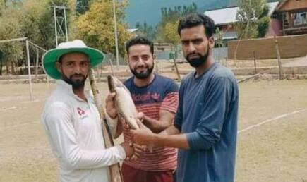 2 5 kg fish given as man of the match award in a cricket match at tekipora kupwara in kashmir 4148065