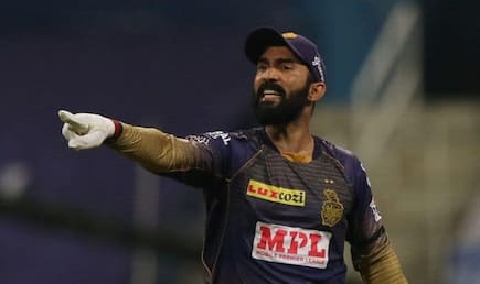 IPL 2020: Dinesh Karthik Edges MS Dhoni’s Feat of Most Catches by a Wicketkeeper in The T20 League