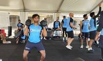 T natrajan shows his bowling class to coach ravi shastri and 3 other players started their plank challenge 4211543