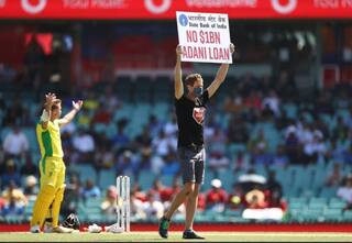 Australia vs india 1st odi two protesters entered the ground during sydney odi 4227021