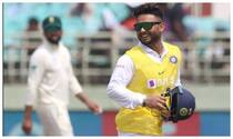 Rishabh Pant Bio-Security Breach Controversy: Indian Fan Makes Stunning U-Turn, Says India Wicketkeeper Never Hugged Him