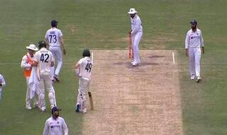 Rohit Sharma Does a Steve Smith During 4th Test at Brisbane, Shadow Bats During Drinks Break on Day 4 | WATCH