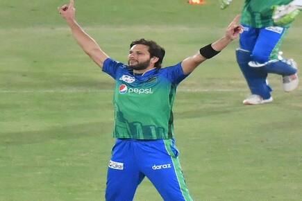 Shahid afridi is not happy with icc covid rule which umpires are not allowed to hold bowlers cap 4447637