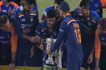 India vs england 5th t20i virat kohli hands over the trophy to ishan kishan 4507349