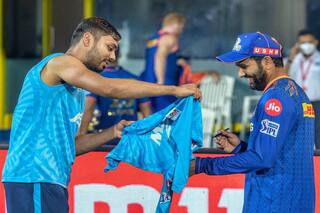 Rohit Sharma’s Heartwarming Gesture Towards Fanboy Avesh Khan After Delhi Capitals Beat Mumbai Indians in IPL 2021 Goes Viral