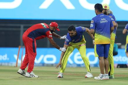 Ipl 2021 punjab kings vs chennai super kings deepak chahar touch mohammad shami feet photo goes viral 4592661